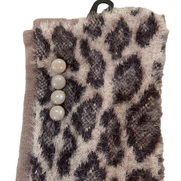 NWT le luxe collection animal print touch screen gloves button detail taupe OS - Picture 4 of 7